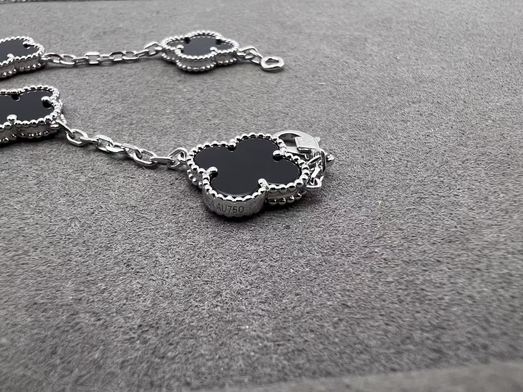 1.Alhambra Black Onyx 5 motifs Bracelet