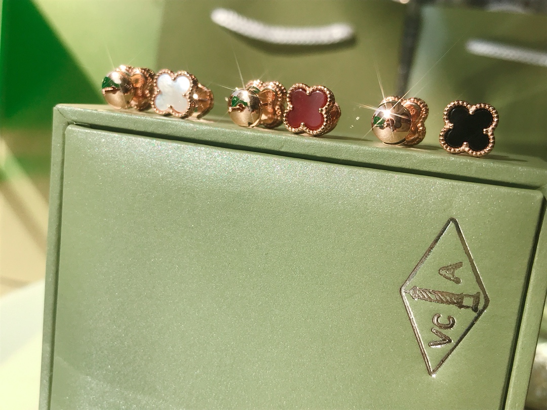 Sweet Alhambra 1 Motif Studs Collections