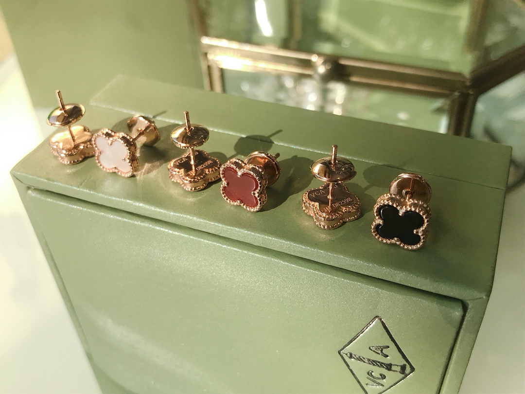 Sweet Alhambra 1 Motif Studs Collections