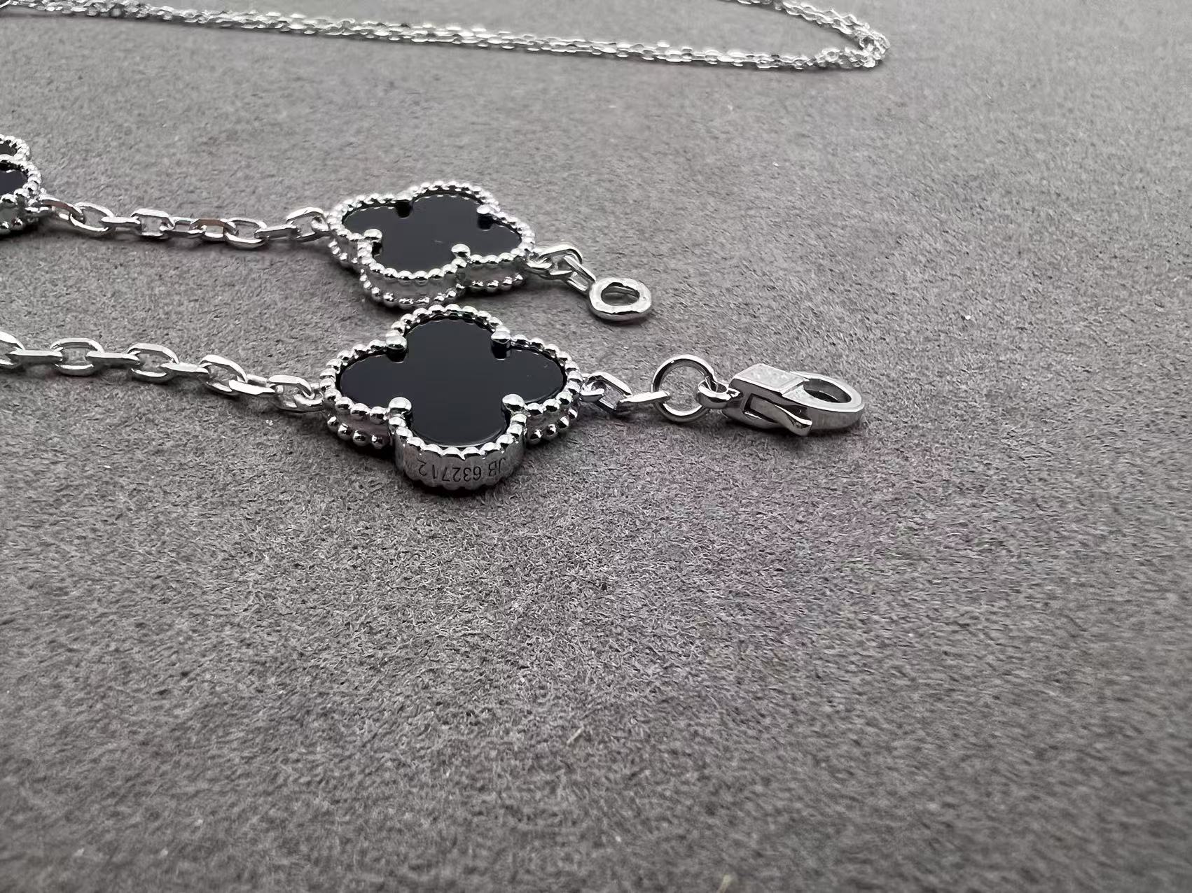 1.Alhambra Black Onyx 5 motifs Bracelet