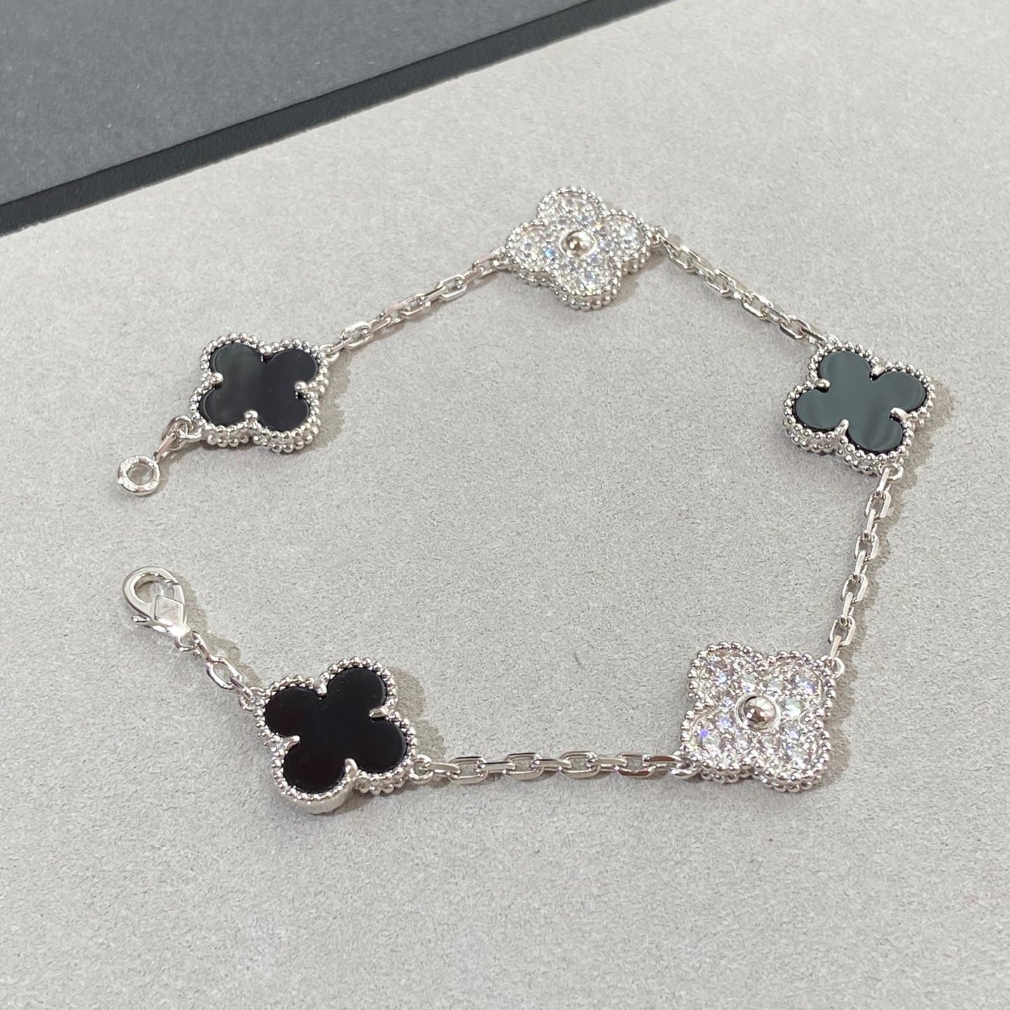 1.Alhambra Black Onyx 5 motifs Bracelet with Diamonds
