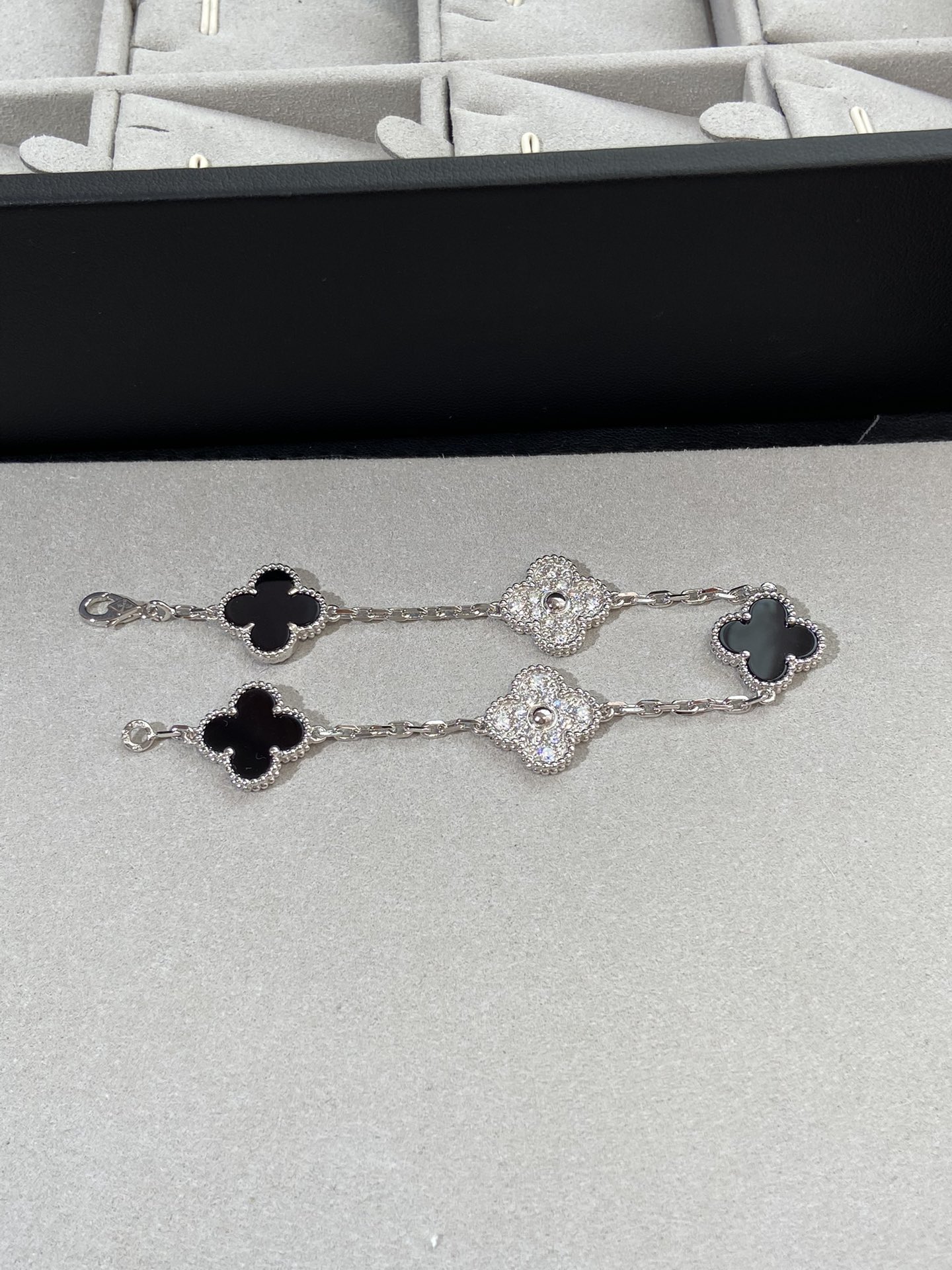 1.Alhambra Black Onyx 5 motifs Bracelet with Diamonds