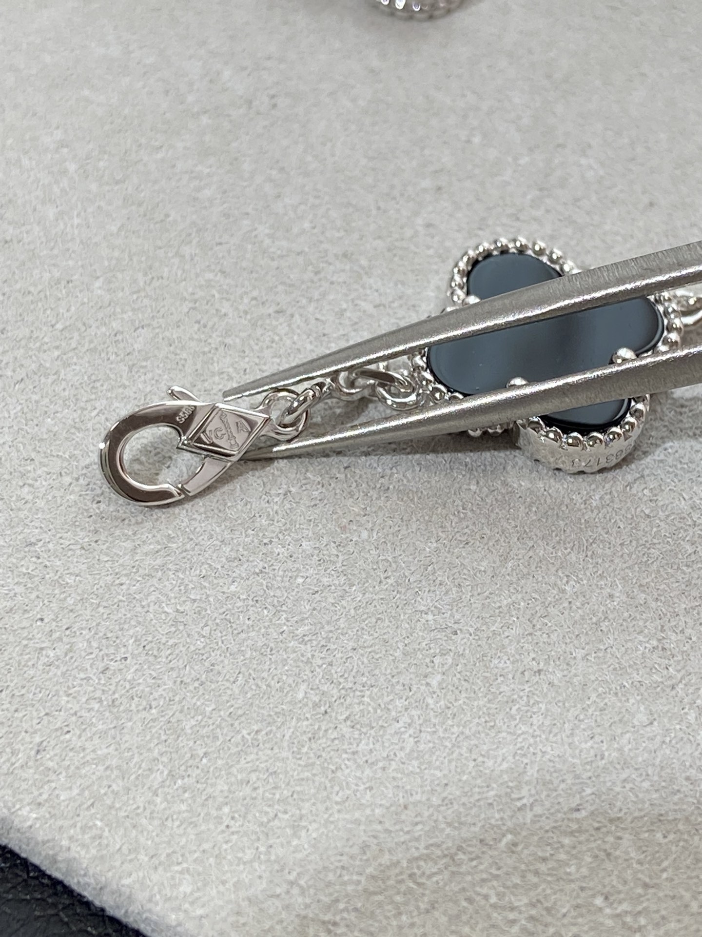 1.Alhambra Black Onyx 5 motifs Bracelet with Diamonds