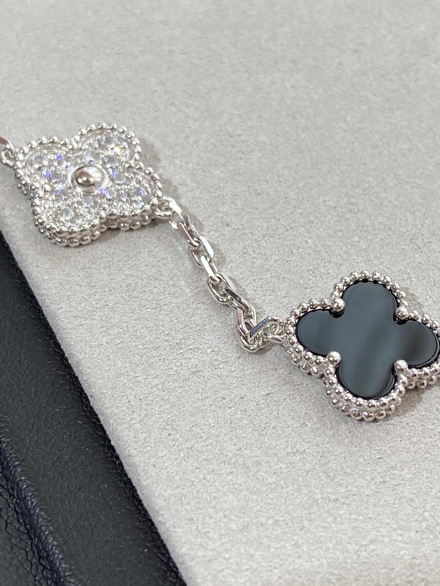 1.Alhambra Black Onyx 5 motifs Bracelet with Diamonds
