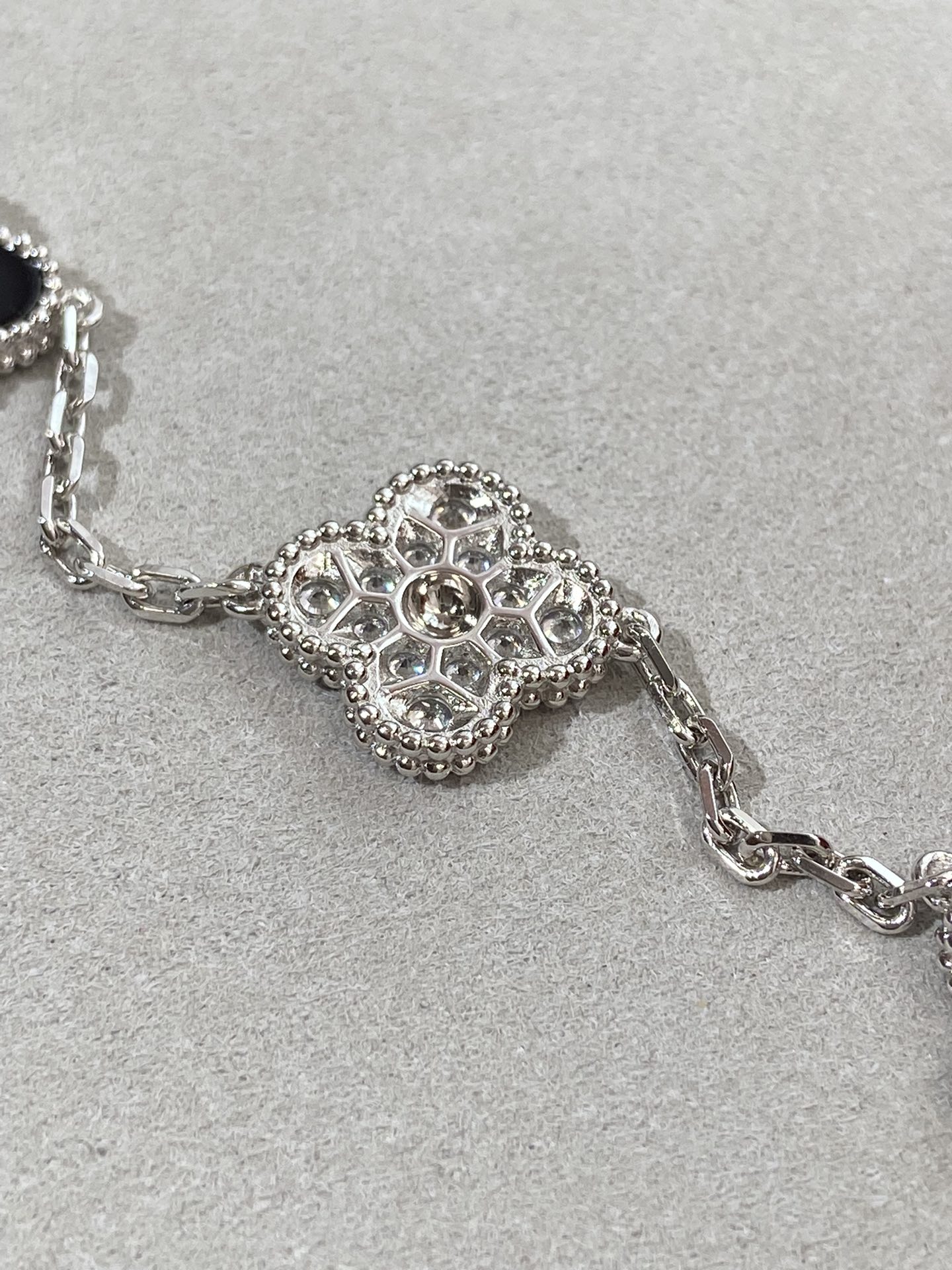 1.Alhambra Black Onyx 5 motifs Bracelet with Diamonds