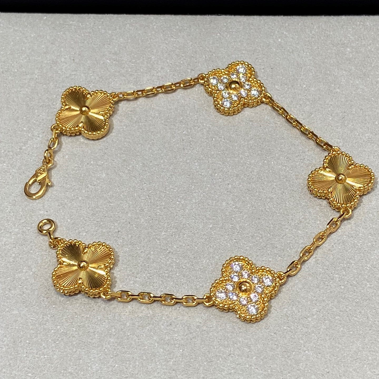 1.Alhambra Laser 5 motifs Bracelet with Diamonds