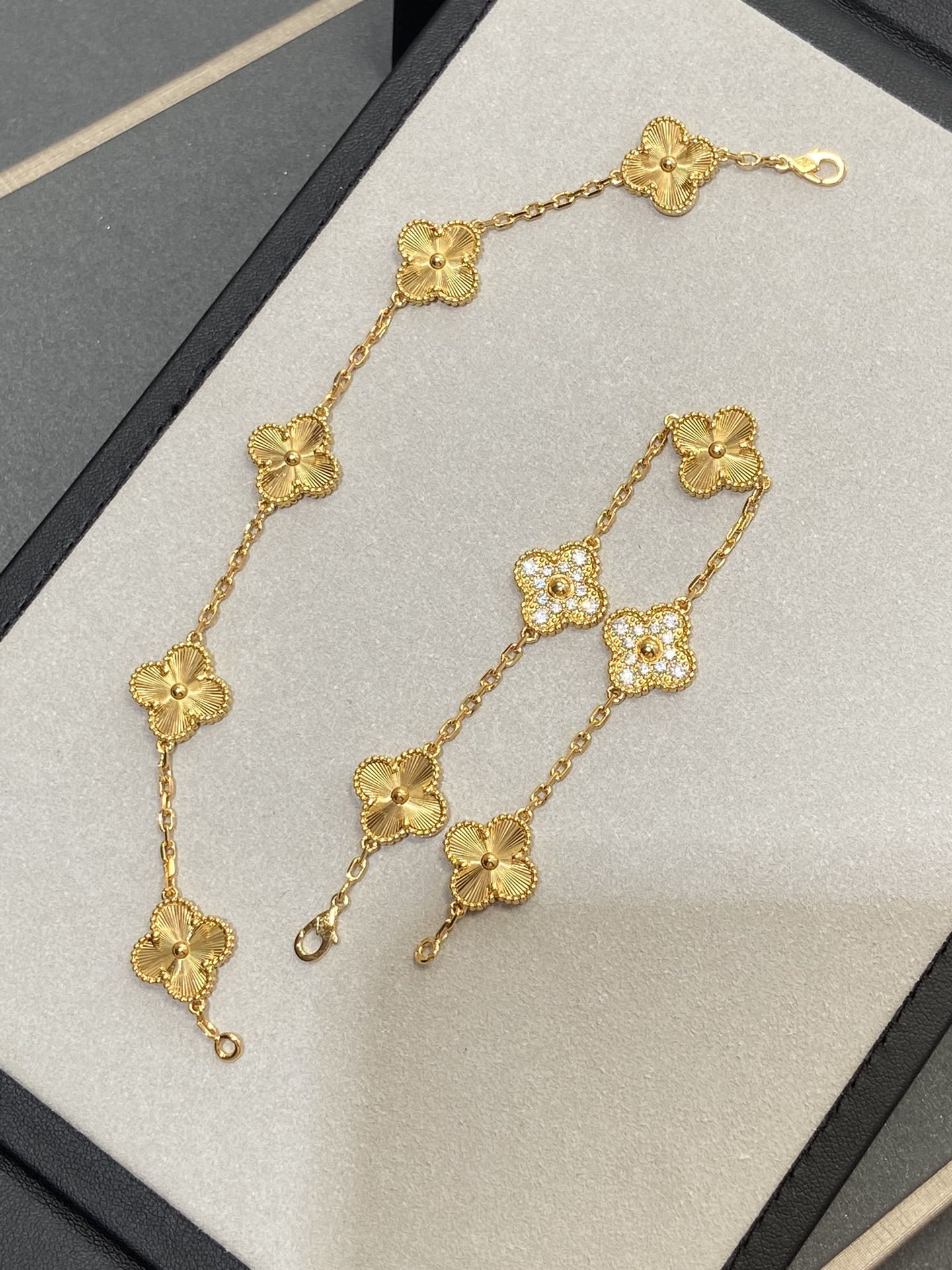 1.Alhambra Laser 5 motifs Bracelet with Diamonds