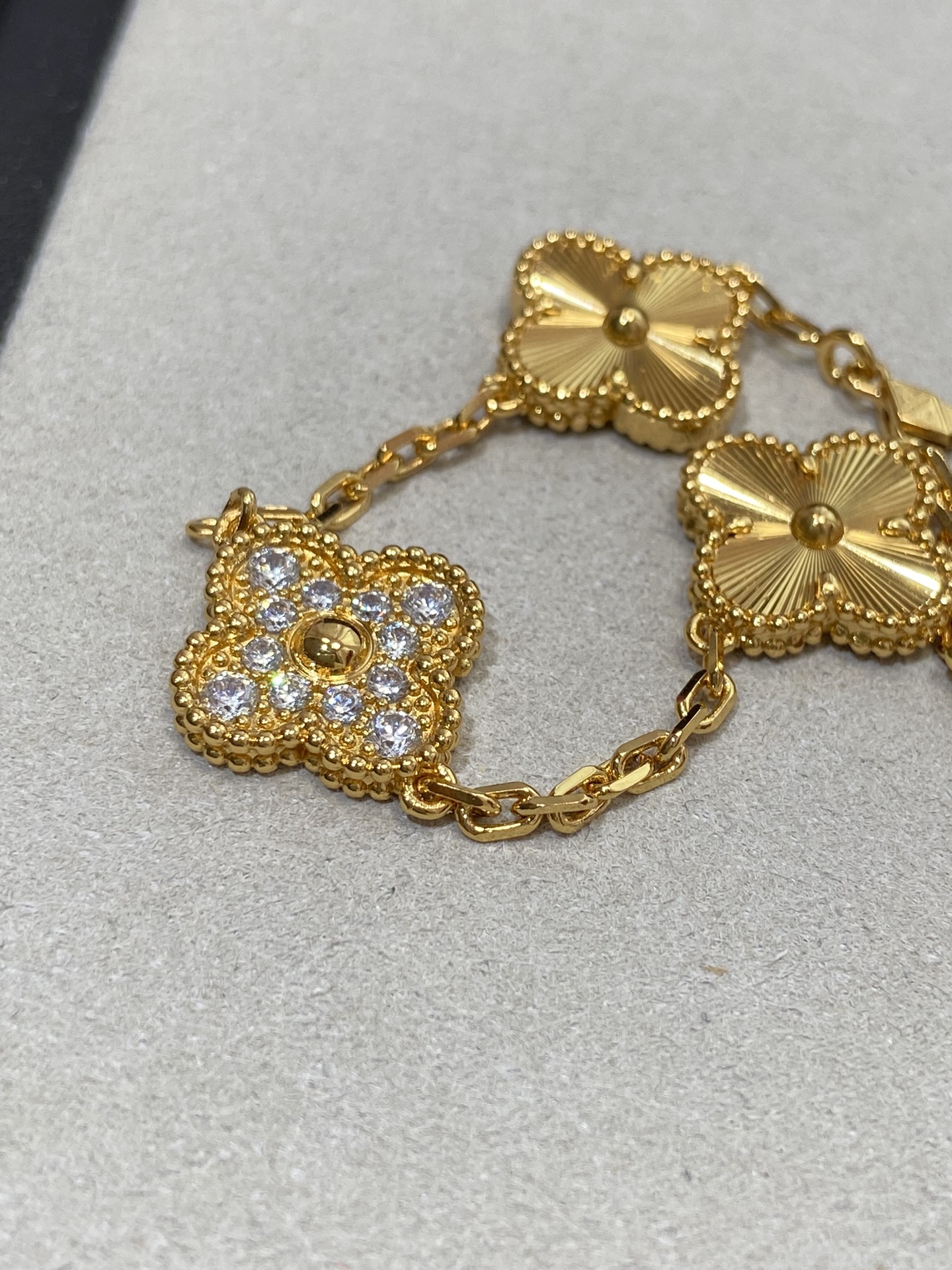 1.Alhambra Laser 5 motifs Bracelet with Diamonds