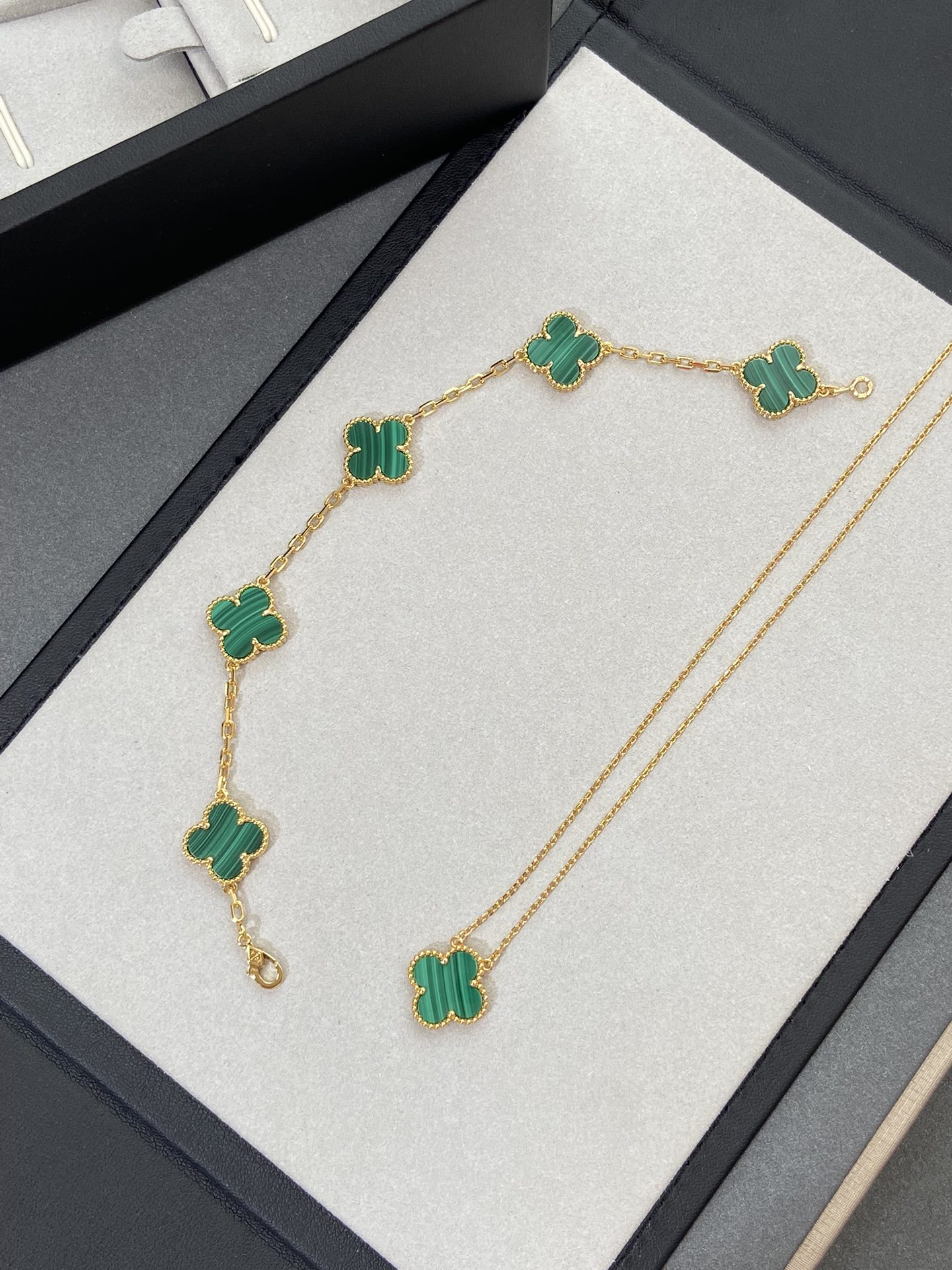 1.Alhambra Malachite 5 motifs Bracelet