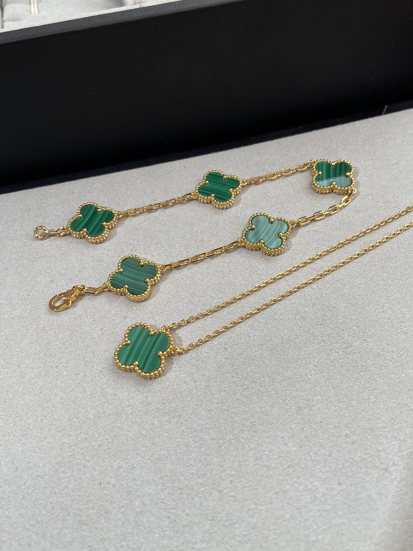 1.Alhambra Malachite 5 motifs Bracelet