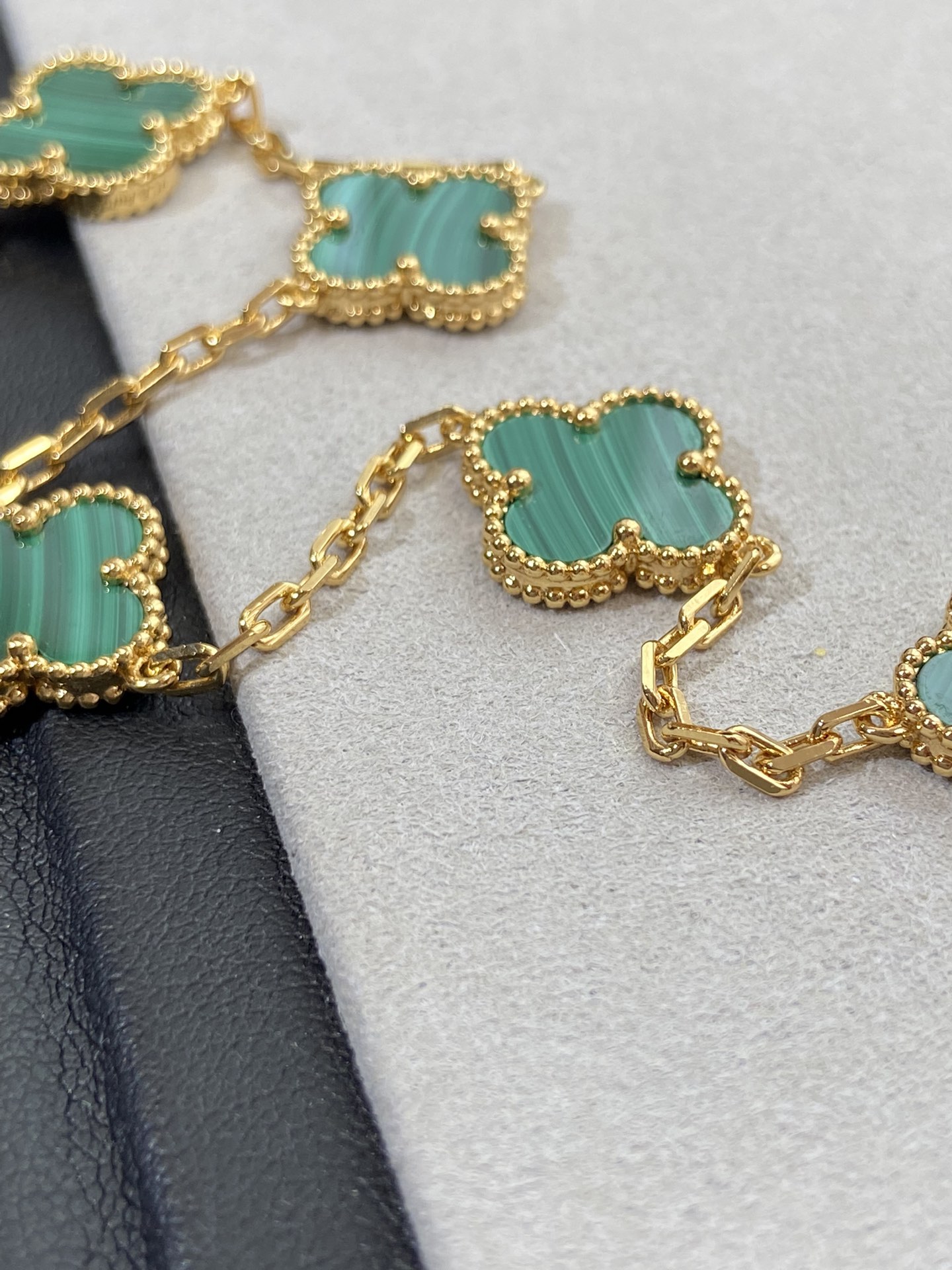 1.Alhambra Malachite 5 motifs Bracelet