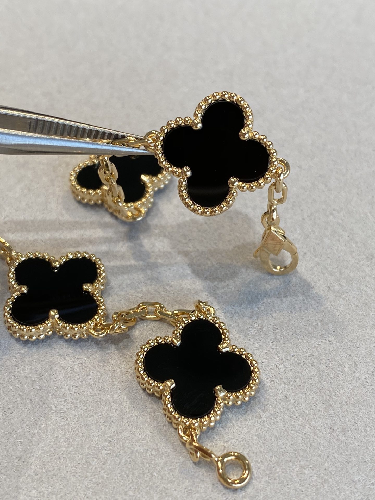 1.Alhambra Black Onyx 5 motifs Bracelet