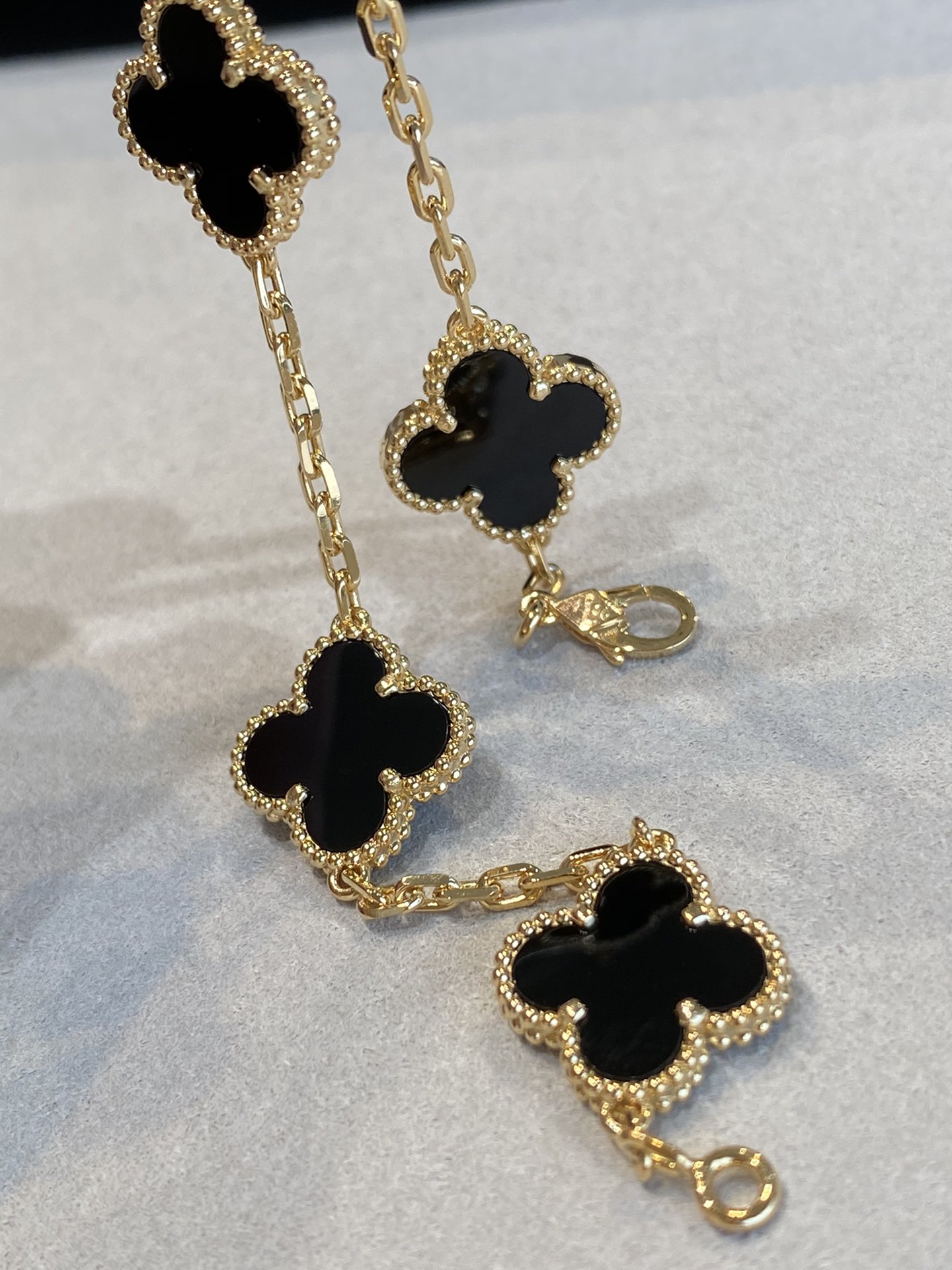 1.Alhambra Black Onyx 5 motifs Bracelet