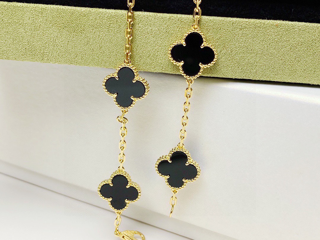 1.Alhambra Black Onyx 5 motifs Bracelet