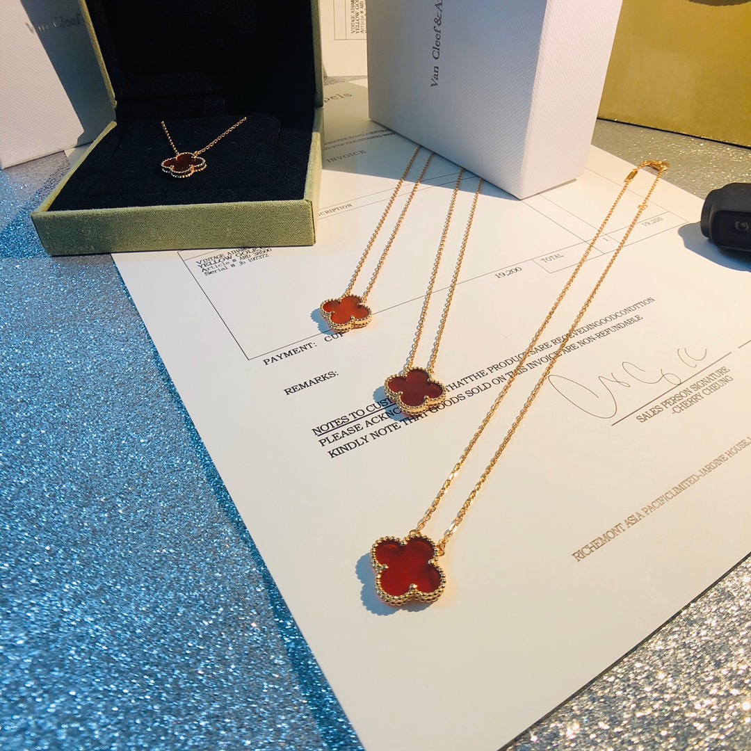 Alhambra Carnelian 1 motif Necklace