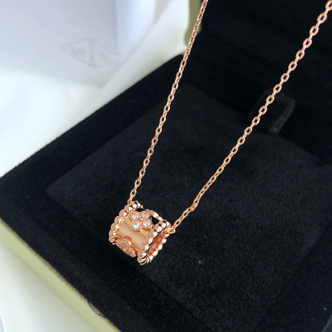 Perlée Clovers Pendant Necklace