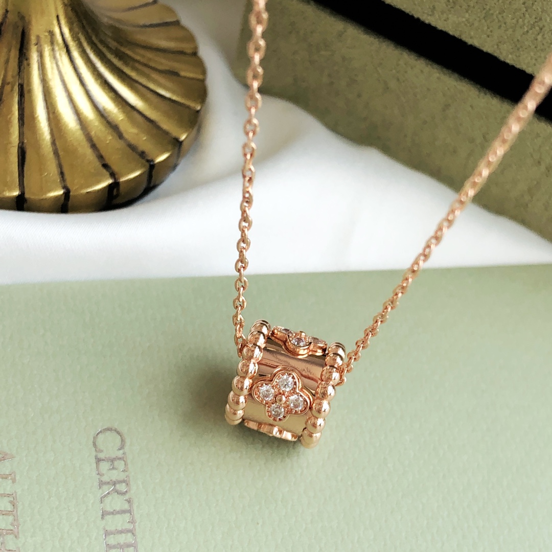 Perlée Clovers Pendant Necklace