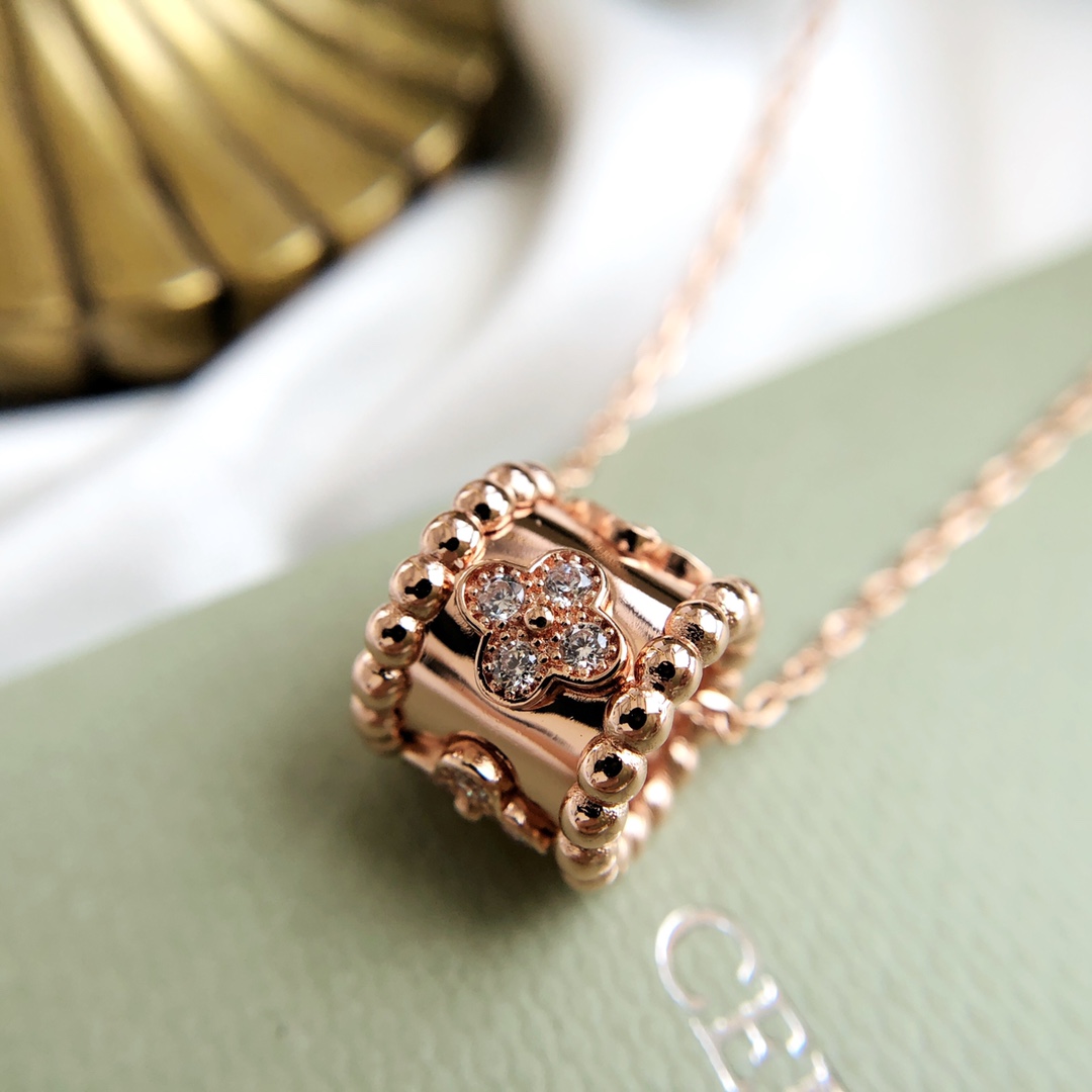 Perlée Clovers Pendant Necklace