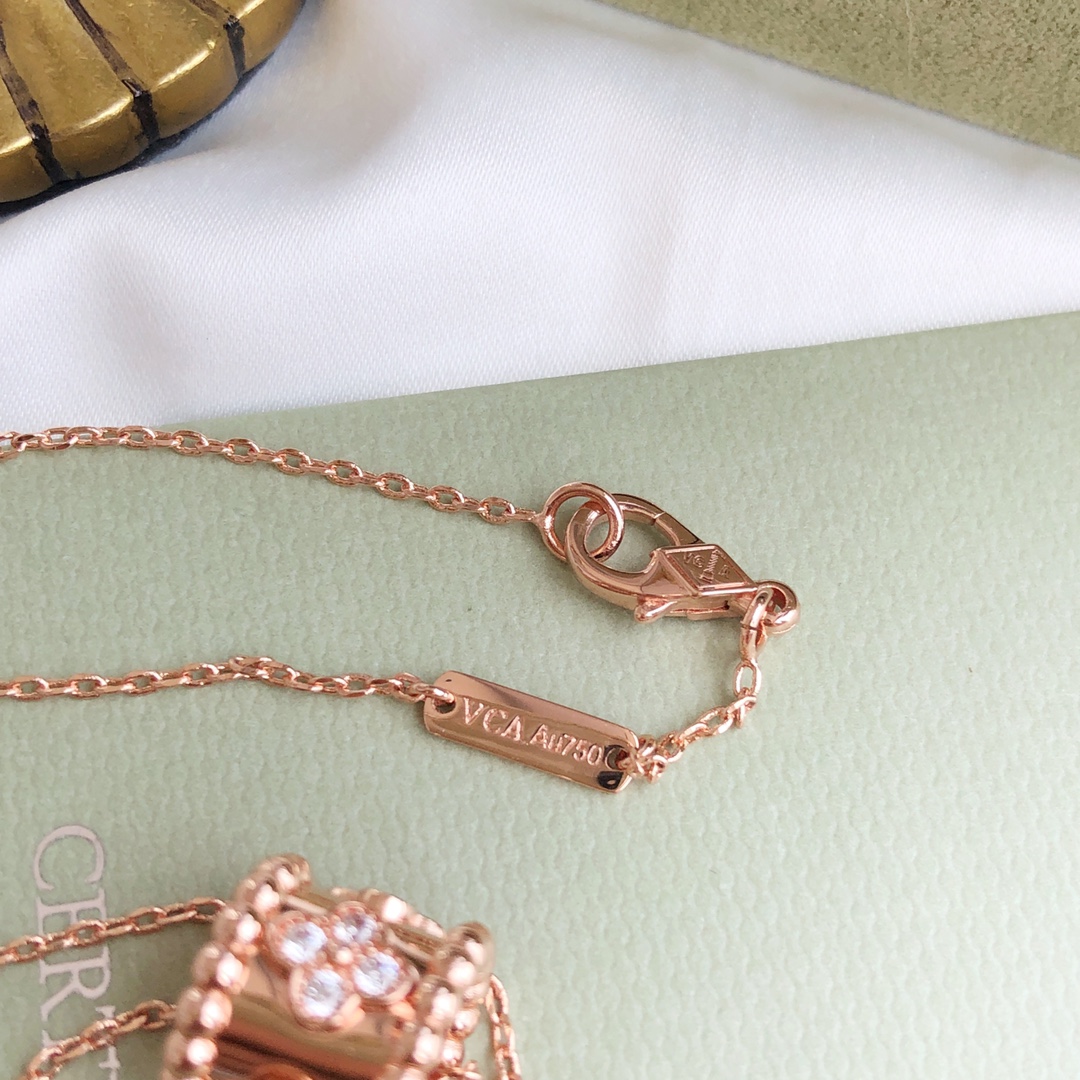 Perlée Clovers Pendant Necklace