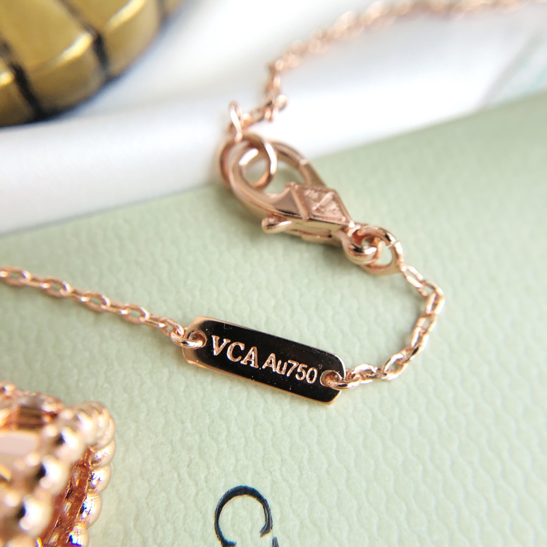 Perlée Clovers Pendant Necklace
