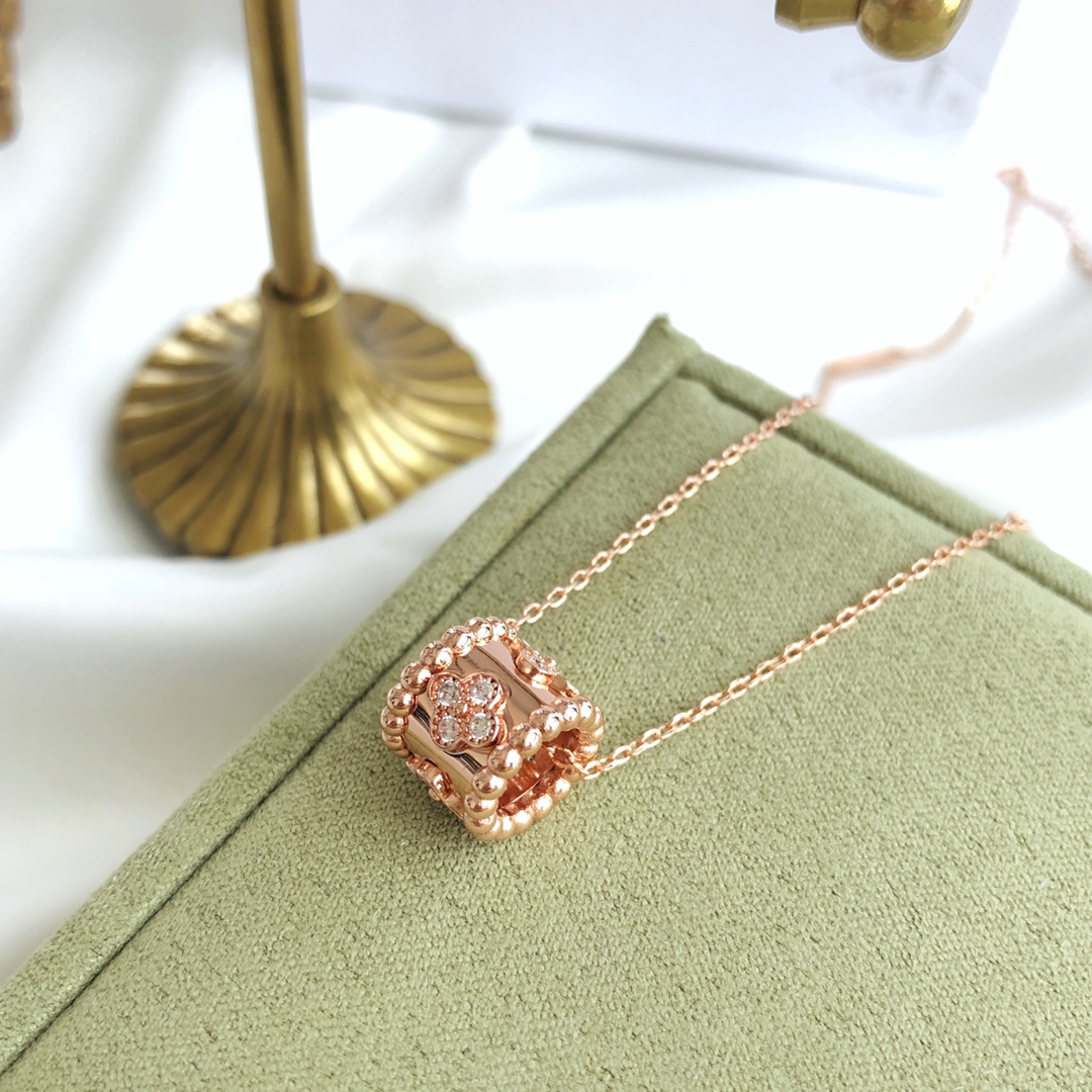 Perlée Clovers Pendant Necklace