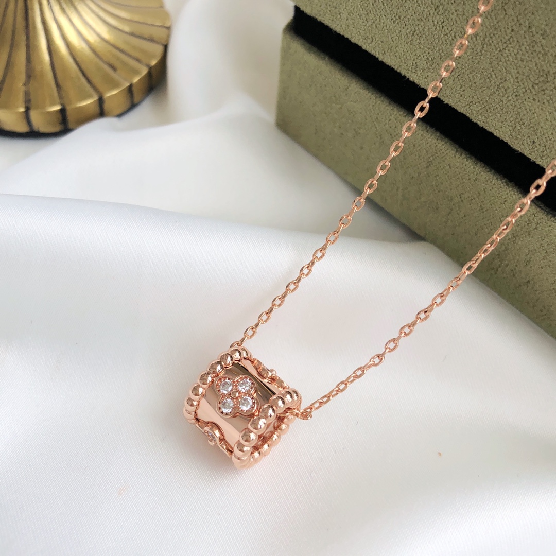 Perlée Clovers Pendant Necklace