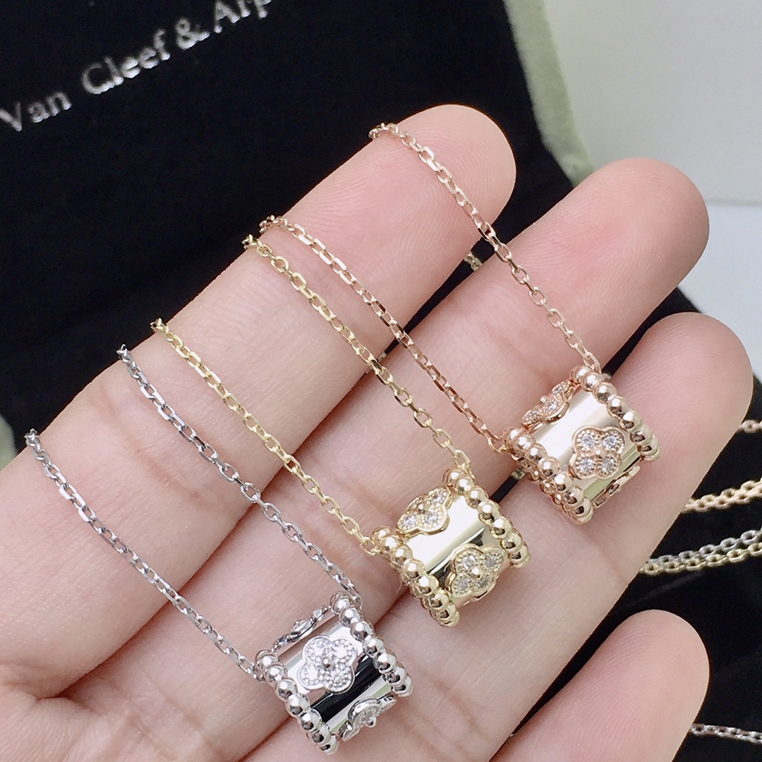 Perlée Clovers Pendant Necklace