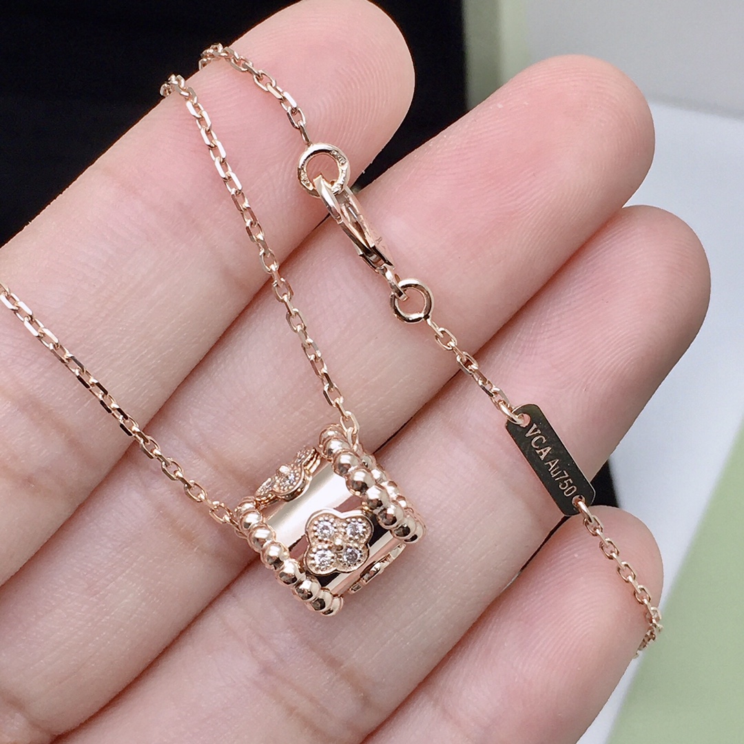 Perlée Clovers Pendant Necklace