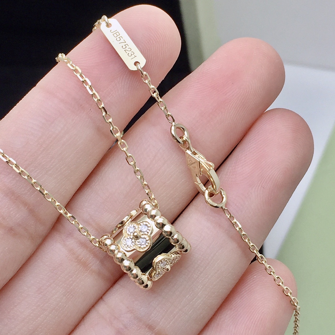 Perlée Clovers Pendant Necklace