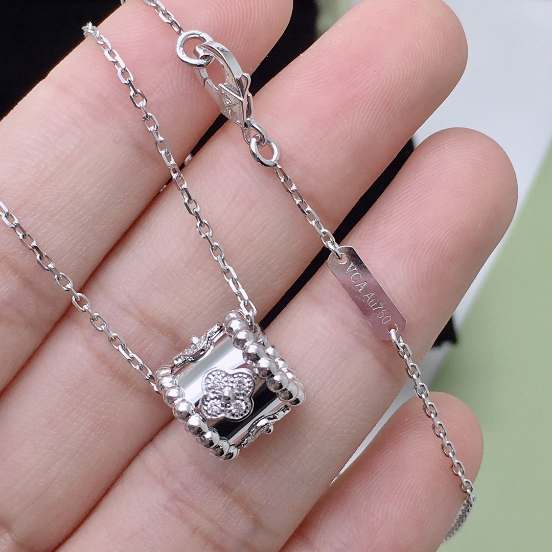 Perlée Clovers Pendant Necklace