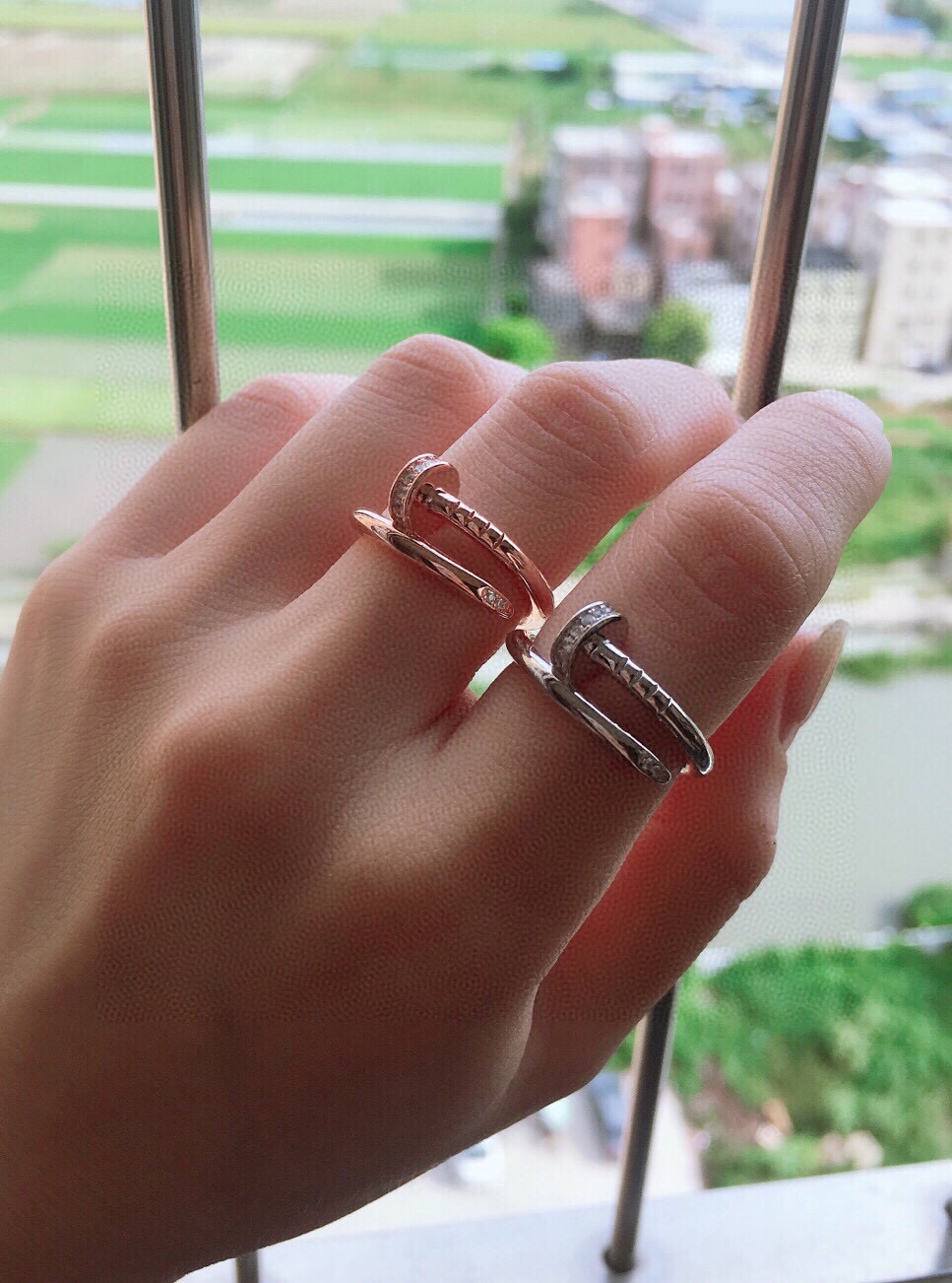 Juste un Clou Nail Ring head and tail with diamonds