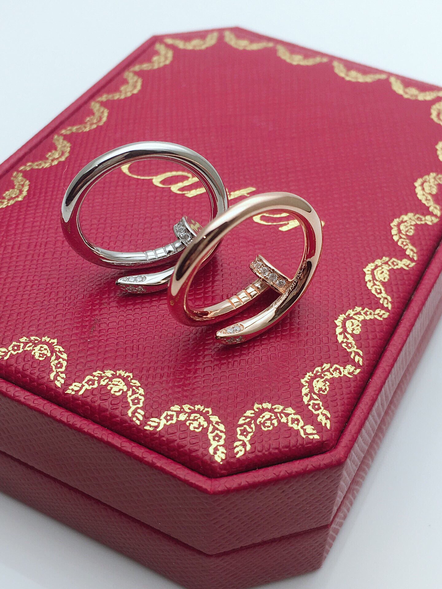 Juste un Clou Nail Ring head and tail with diamonds