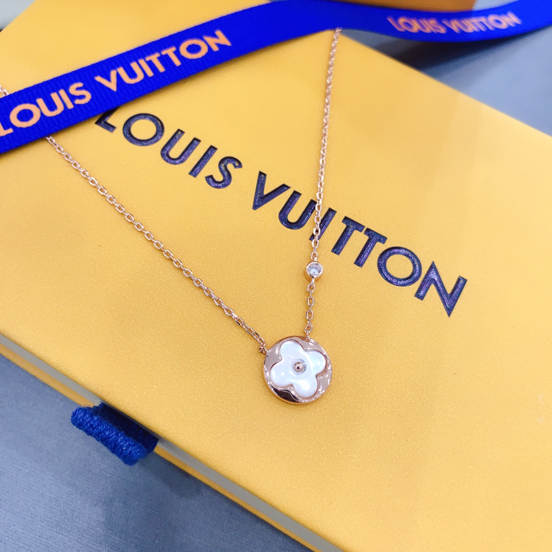 Round Four Leaf Clover Necklace White Flower