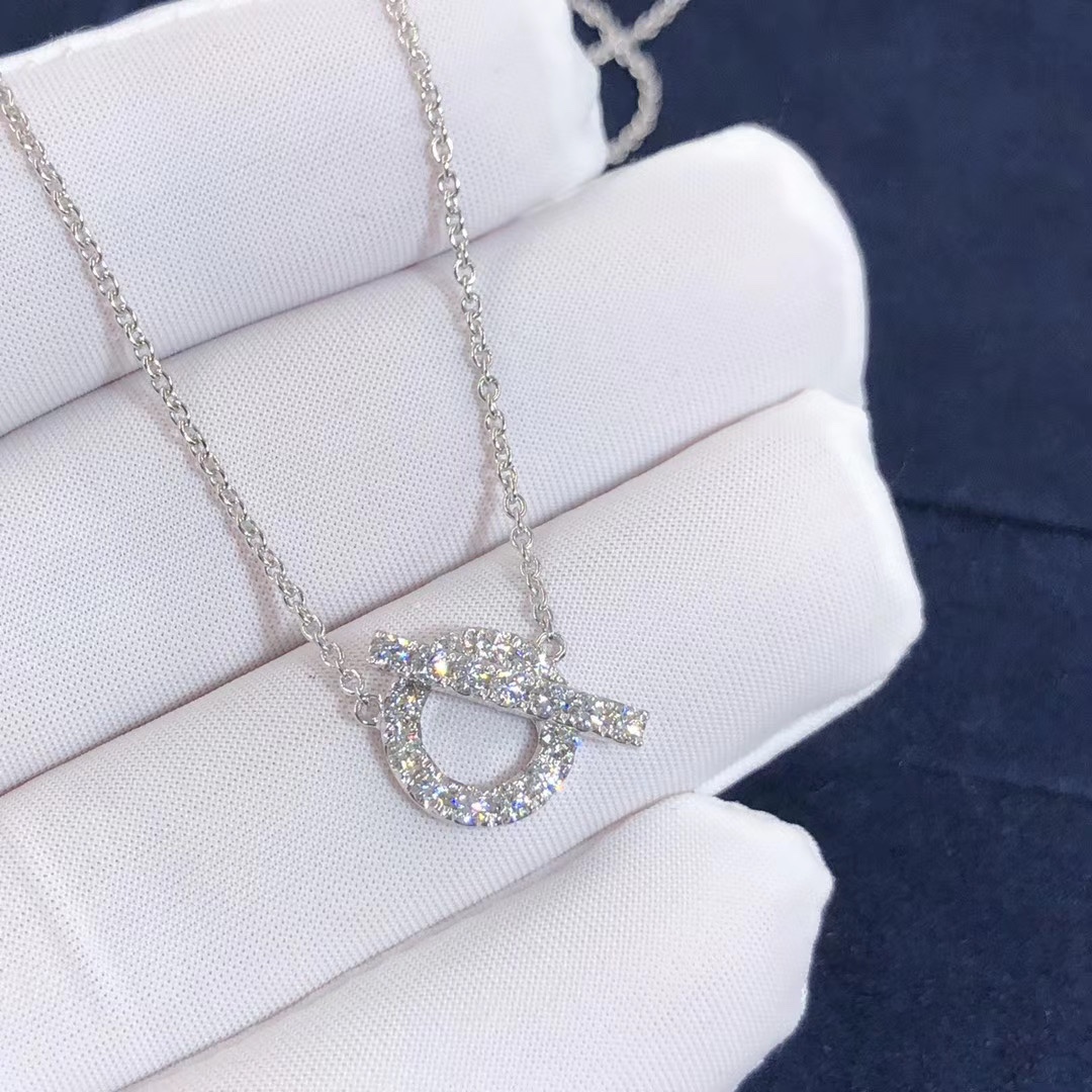 Q necklace with diamonds
