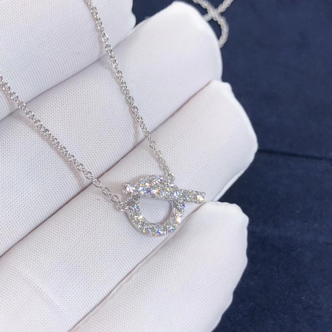 Q necklace with diamonds