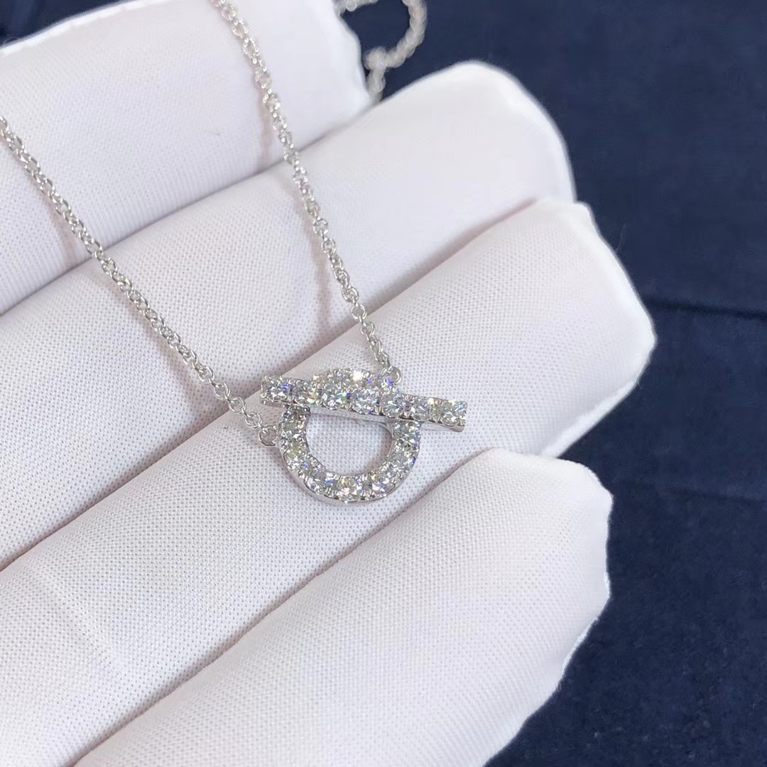 Q necklace with diamonds