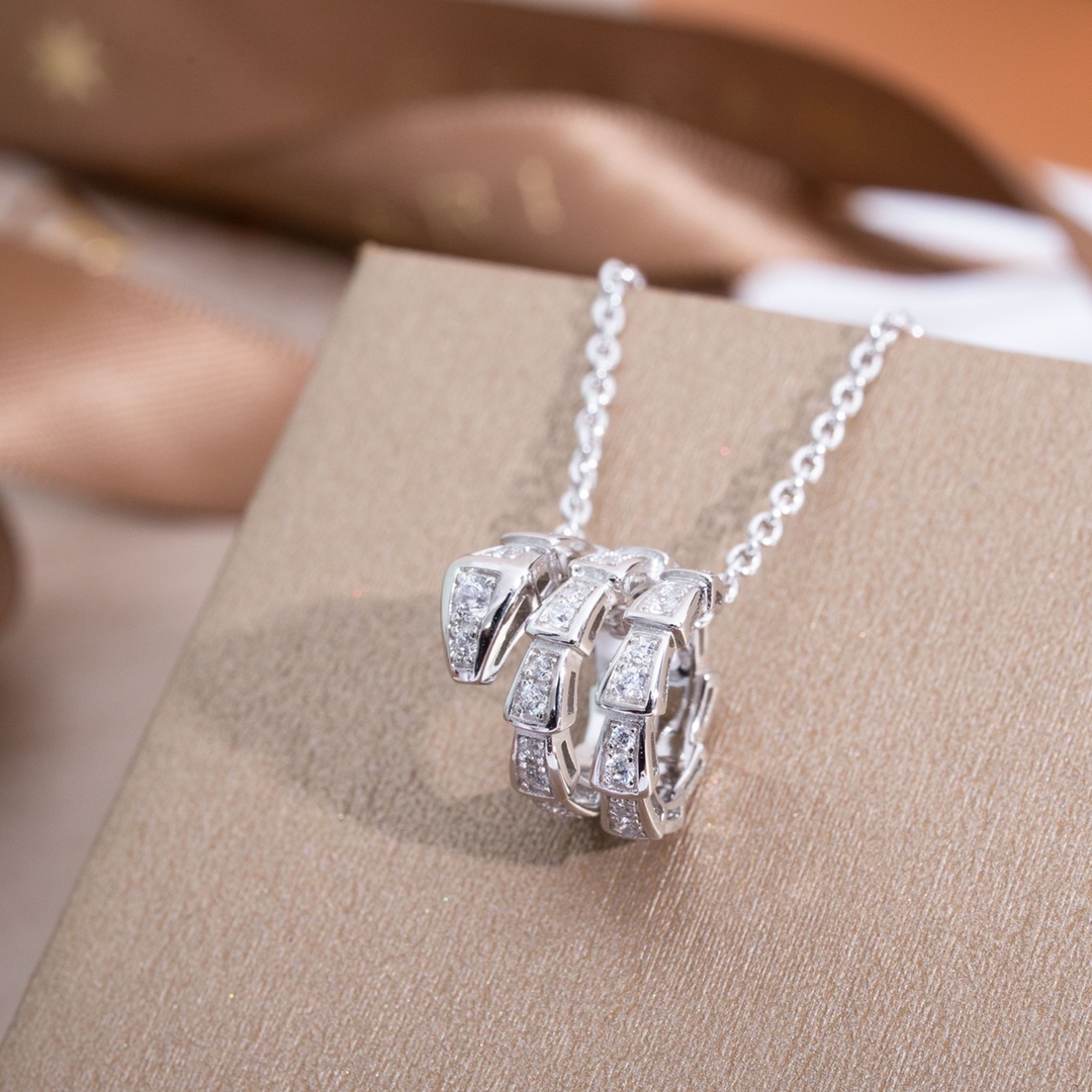 Serpenti Pendant Necklace with Full Diamonds