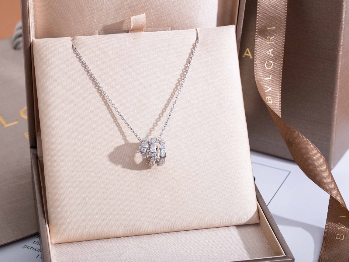 Serpenti Pendant Necklace with Full Diamonds