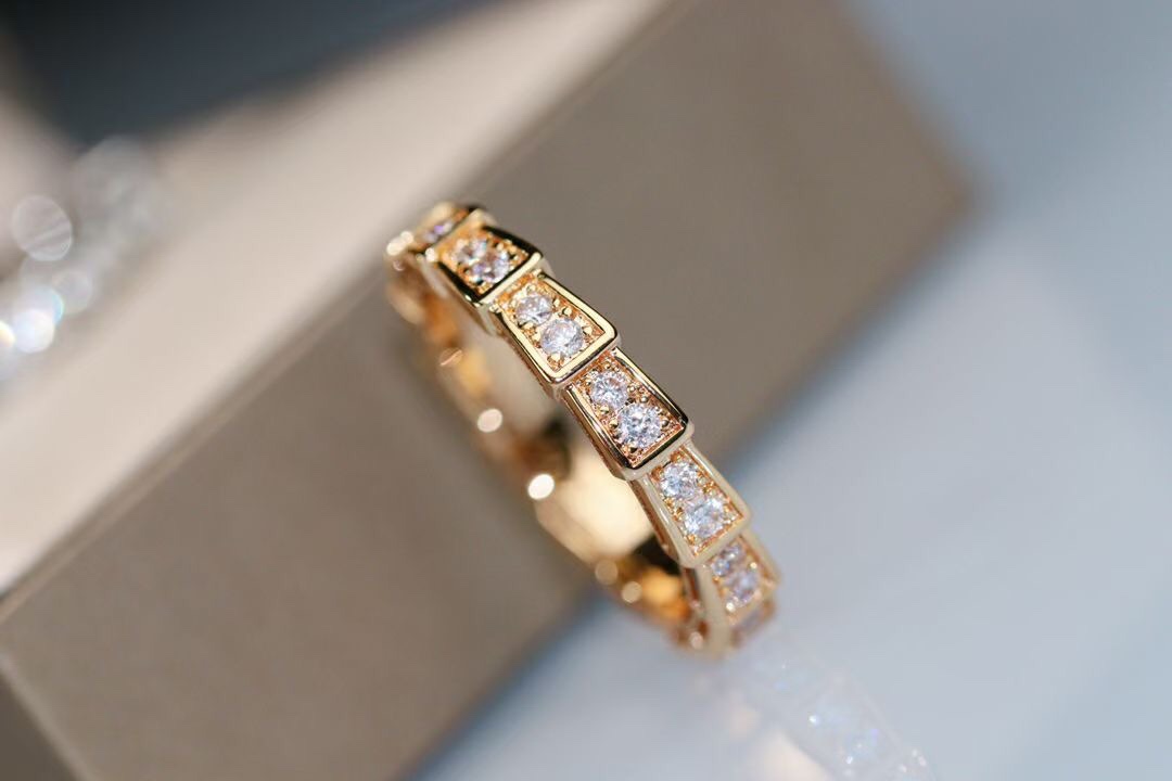 Serpenti Single Snake Shape Ring Full Diamonds
