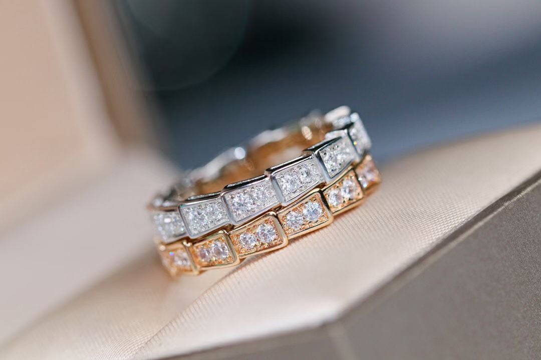 Serpenti Single Snake Shape Ring Full Diamonds