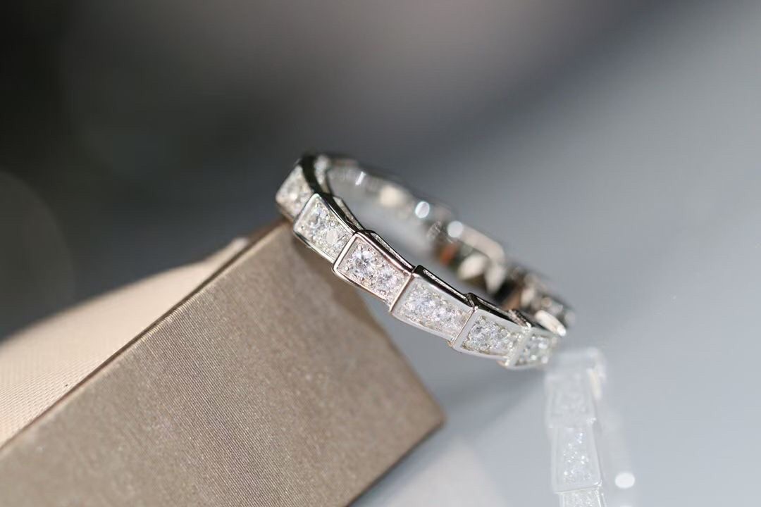 Serpenti Single Snake Shape Ring Full Diamonds