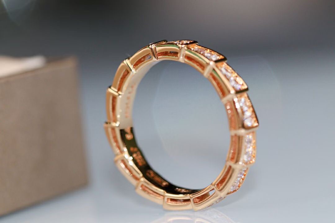 Serpenti Single Snake Shape Ring Full Diamonds