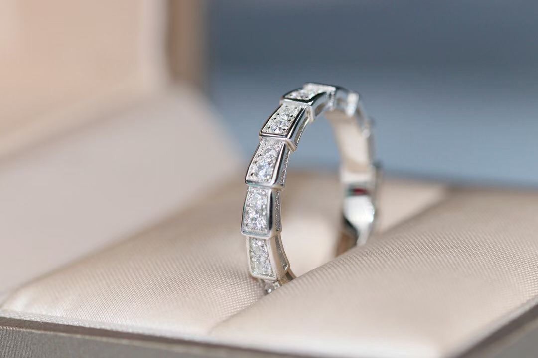 Serpenti Single Snake Shape Ring Full Diamonds