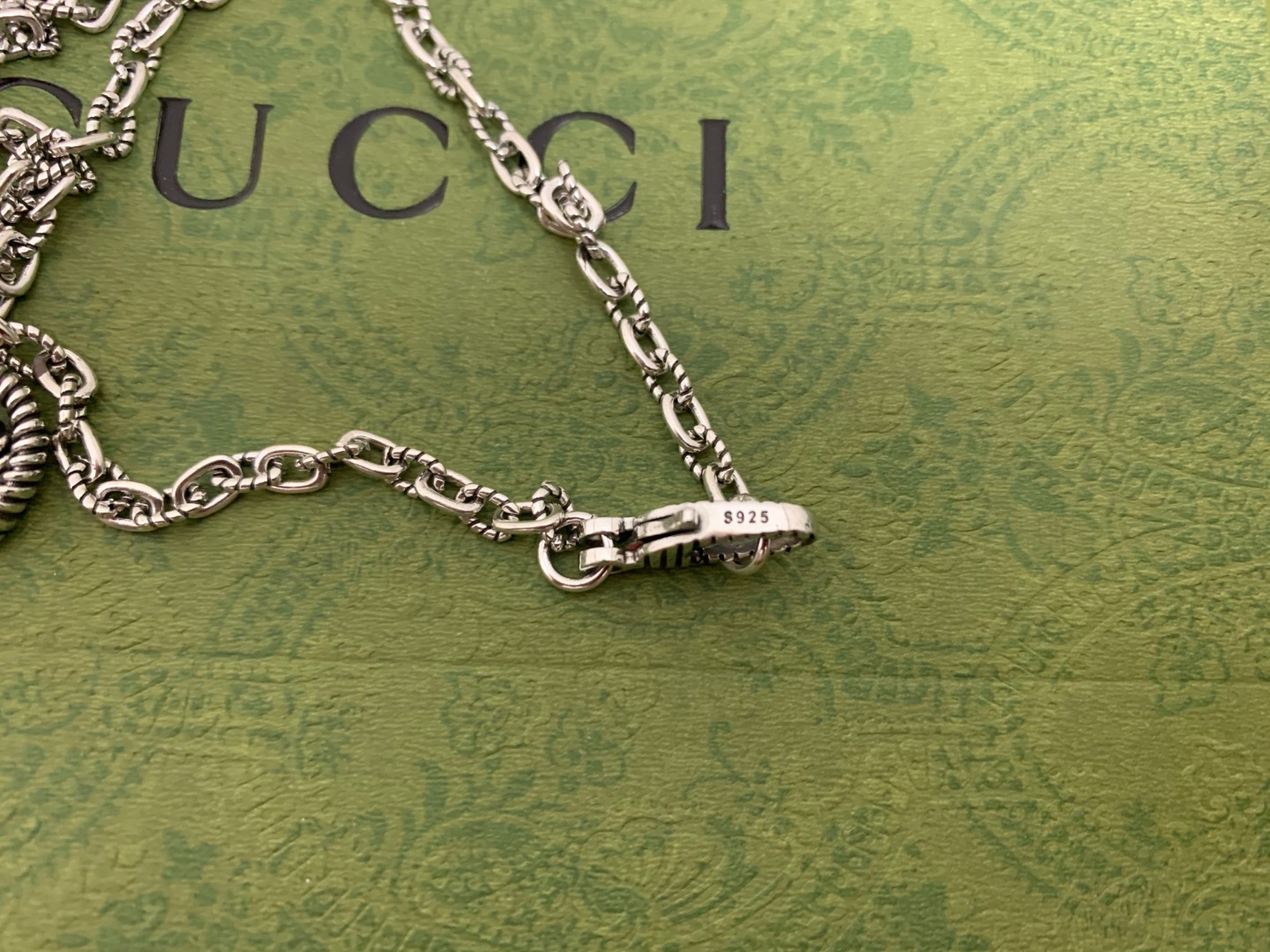 Interlocking G textured necklace