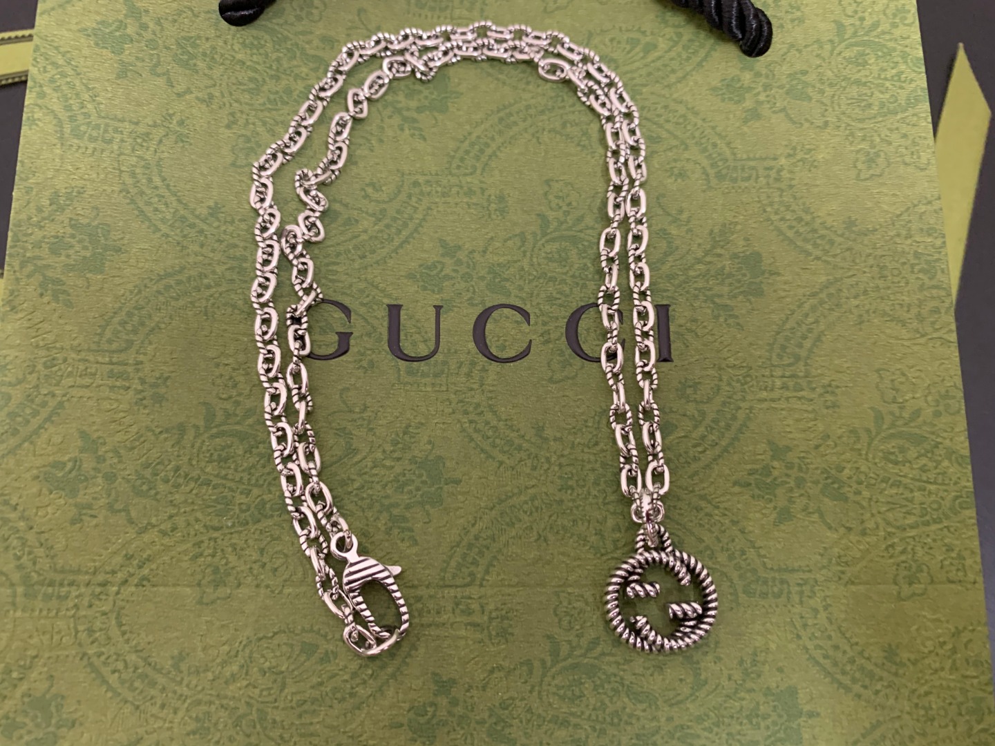 Interlocking G textured necklace