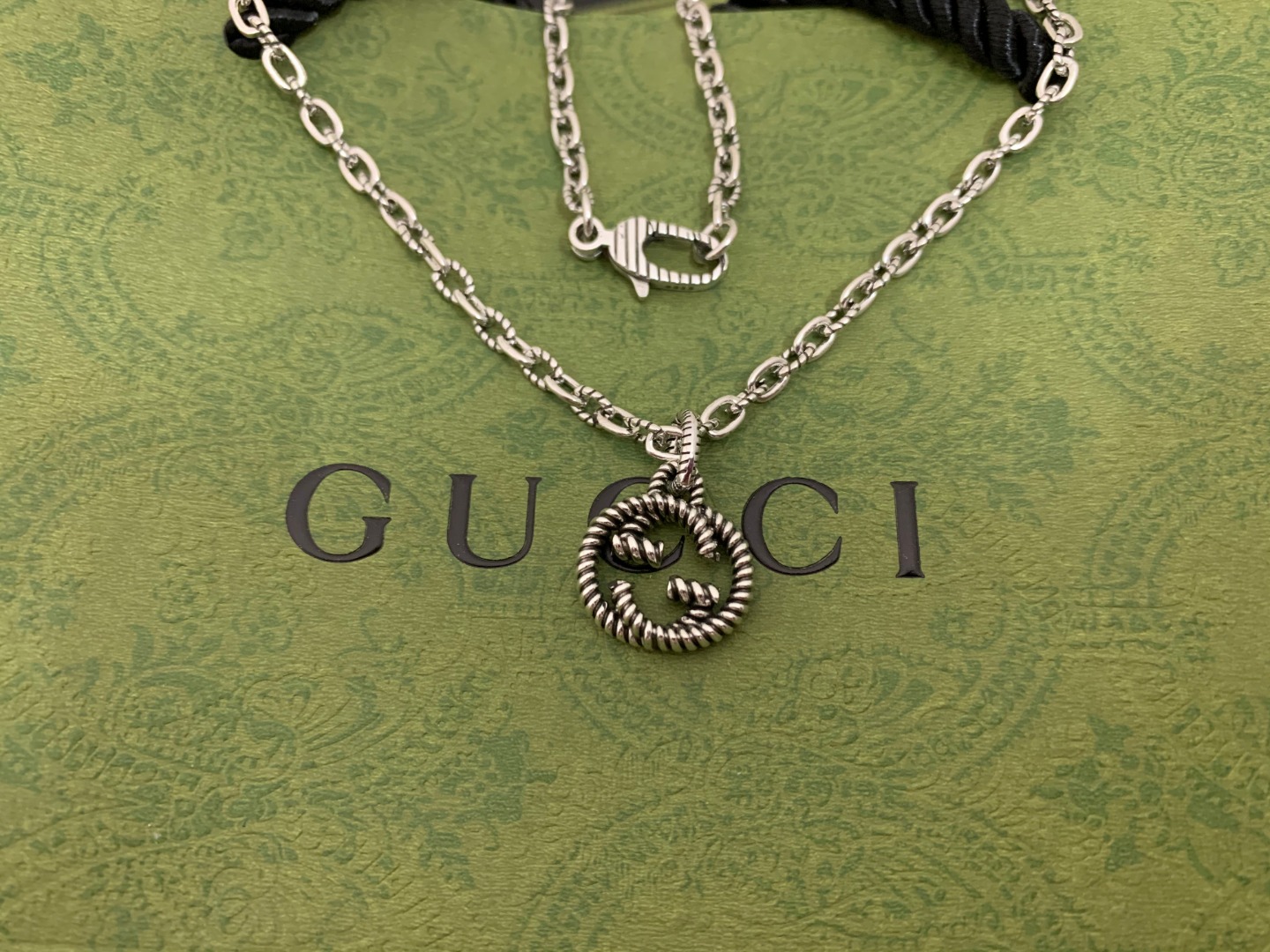 Interlocking G textured necklace