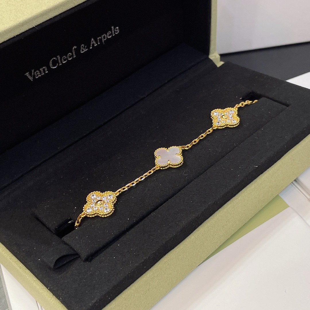 1.Alhambra Mother-of-pearl 5 motifs Bracelet with Diamonds