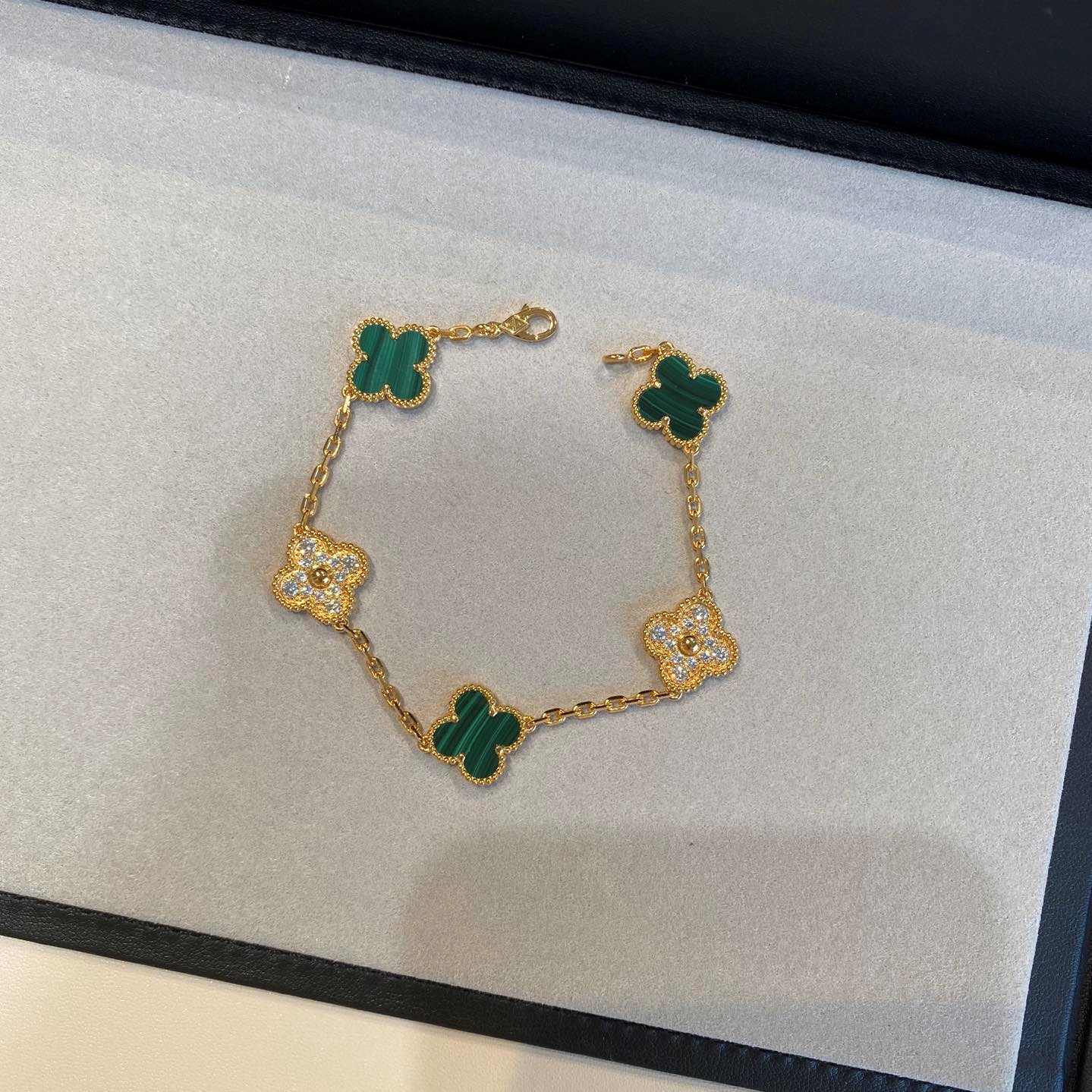 1.Alhambra Malachite 5 motifs Bracelet with Diamonds