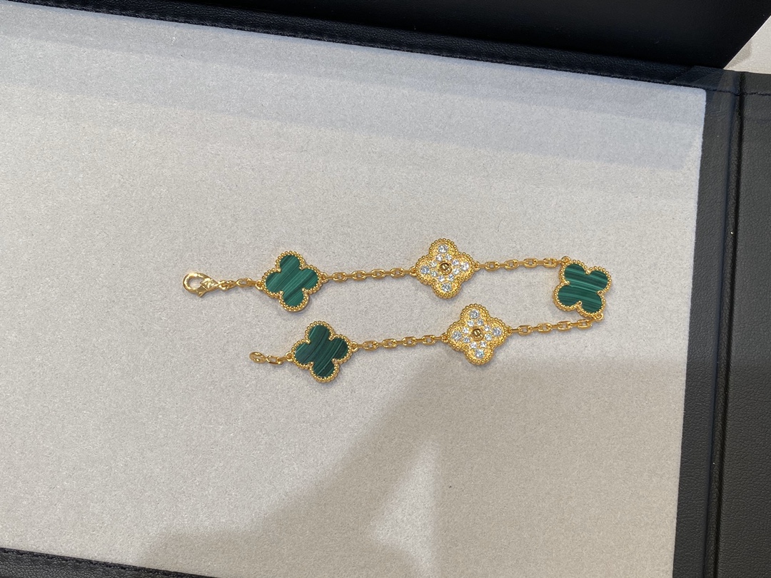 1.Alhambra Malachite 5 motifs Bracelet with Diamonds