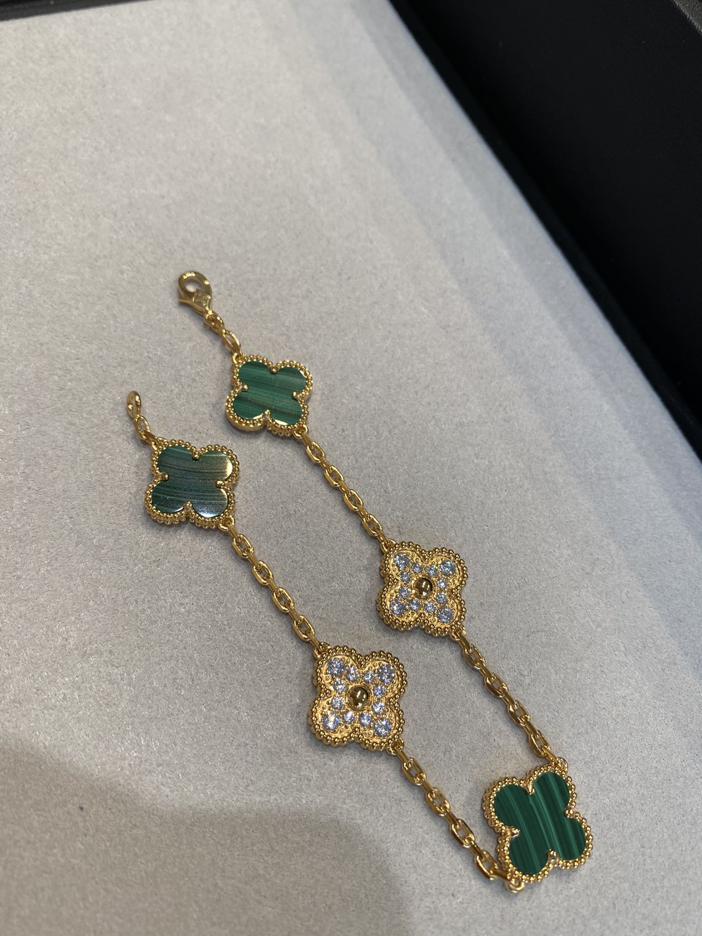 1.Alhambra Malachite 5 motifs Bracelet with Diamonds